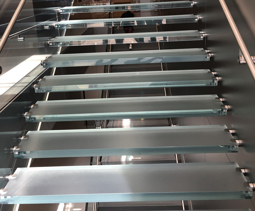 Factory anti slip tempered laminated stairs steps glass