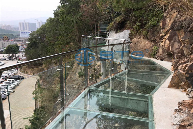 Enhance Safety and Style with Handrails Glass: A Perfect Combination for Modern Architecture