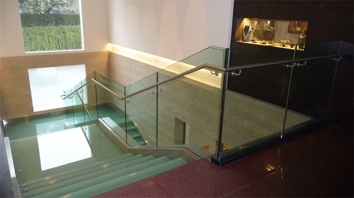 The Advantages of Using Handrails Glass in Commercial Settings