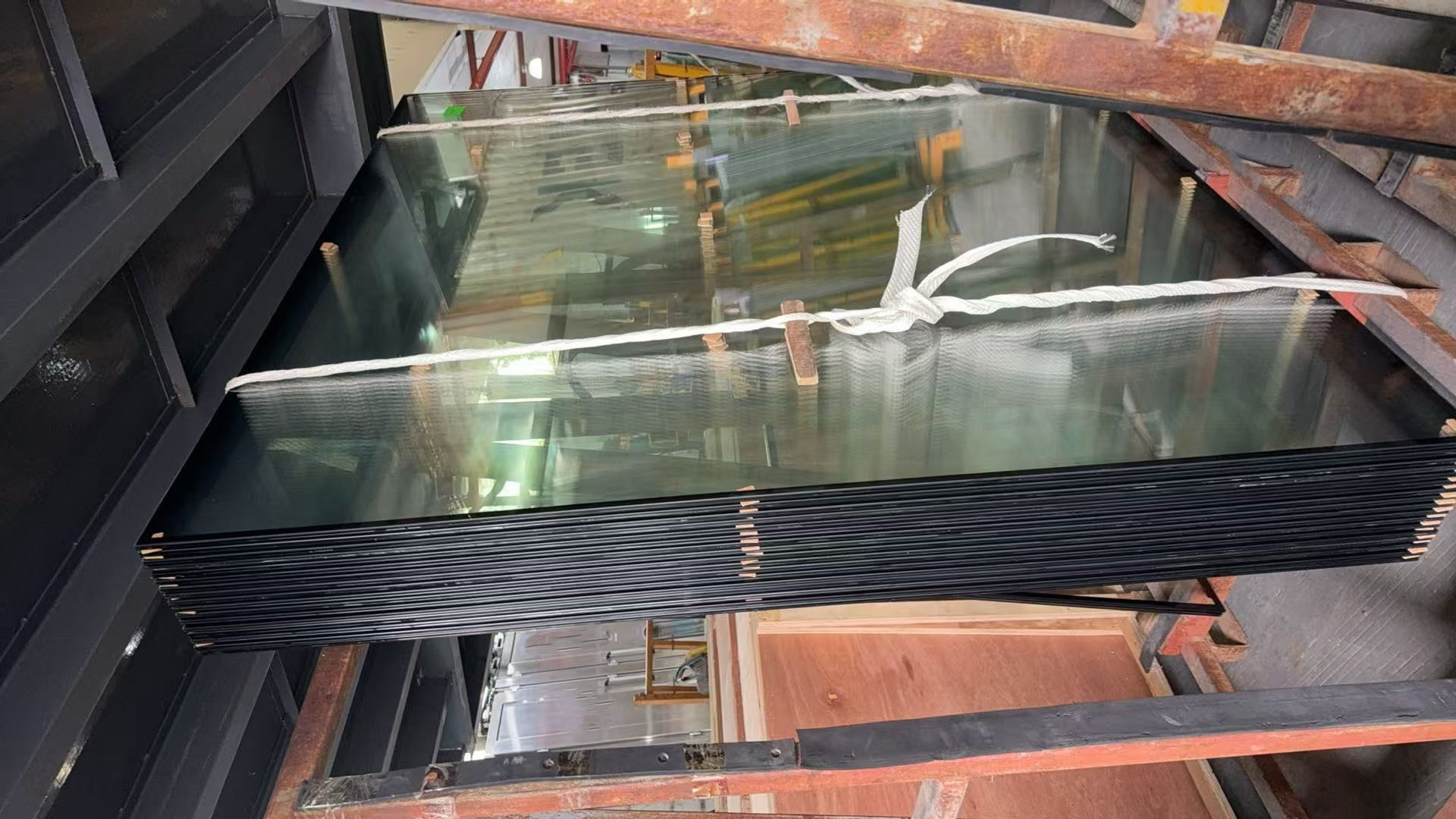 5mm clear tempered glass + 1.52PVB + 5mm clear tempered glass + 100A + 5mm clear tempered glass + 1.52PVB + 5mm clear tempered glass (with screen printing) 5mm clear tempered glass + 1.52PVB + 5mm clear tempered glass + 100A + 5mm clear tempered glass + 1.52PVB + 5mm clear tempered glass (with screen printing)